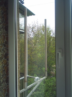 Антенна на кронштейне возле окна